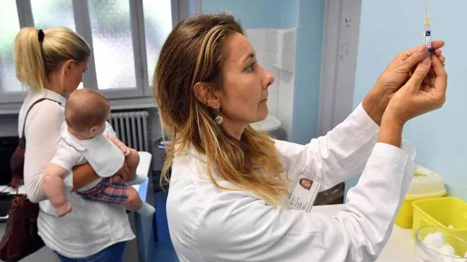 Una dottoressa con una fiala di vaccino prima di iniettarla al piccolo paziente nel Centro Vaccinale di Via Statuto a Milano, 5 Settembre 2017. ANSA/ DANIEL DAL ZENNARO