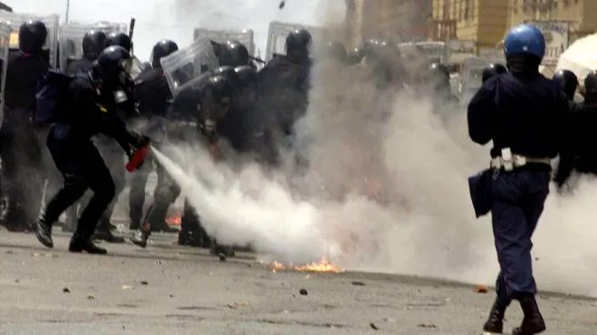 Un  momento degli scontri a Genova durante il vertice del G8 .         Luciano del Castillo ANSA  -cd
