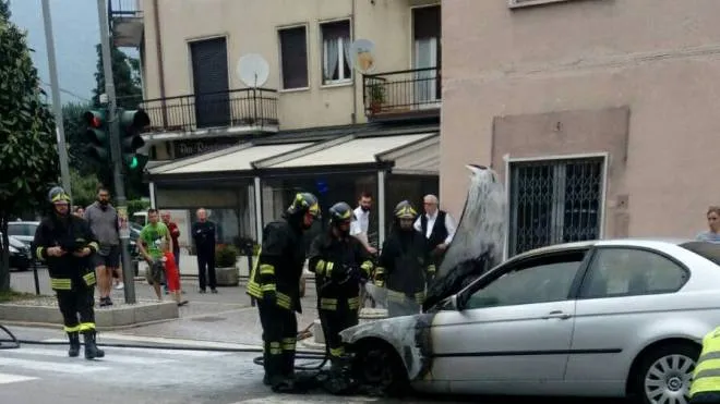 i pompieri di Sale Marasino spengono l'auto in fiamme
