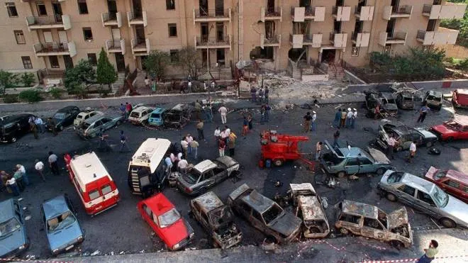 Un'immagine d'archivio che mostra la scena dell'attentato in via D'Amelio nel quale rimase ucciso il magistrato Paolo Borsellino nel 1992. ANSA