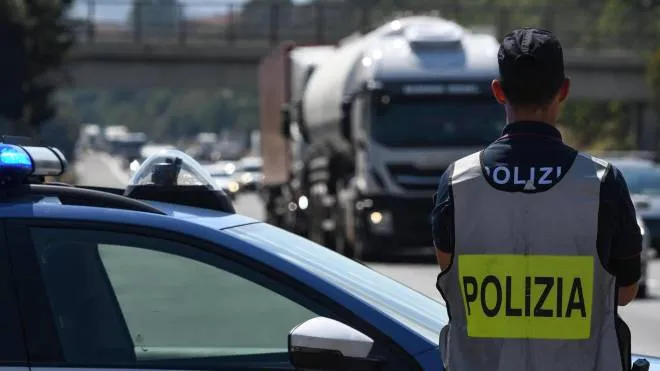 Controlli ed assistenza della Polizia Stradale sul tratto di Autostra A1-Firenze in vista dell'esodo estivo, 20 luglio 2018. ANSA/ CLAUDIO GIOVANNINI