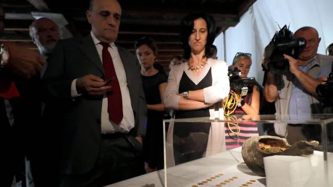Le monete antiche estratte a Como esposte in occasione di una conferenza stampa che ha tenuto il ministro dei Beni Culturali Alberto Bonisoli  (C) presso la sede della soprintendenza di Milano, 10 Settembre 2018.  
ANSA / MATTEO BAZZI