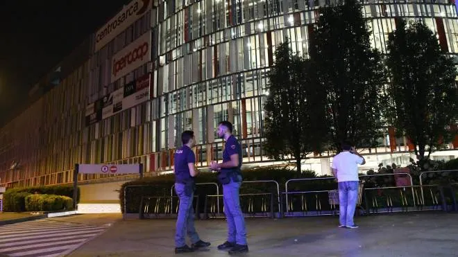Agenti della polizia davanti all'ingresso del centro commerciale Sarca di Sesto San Giovanni (Milano) dove un ragazzino di 15 anni è morto dopo essere precipitato dal tetto dell'edificio, 16 settemebre 2018.
ANSA/ DANIELE BENNATI