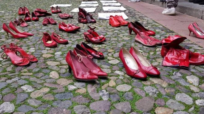Scarpe rosse simbolo di femminicidio in piazza Broletto a Lodi