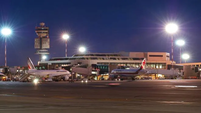 (ARCHIVIO)
Una veduta notturna del piazzale aerei dell'aeroporto di Malpensa (Milano), in una immagine del 06 aprile 2013.
ANSA