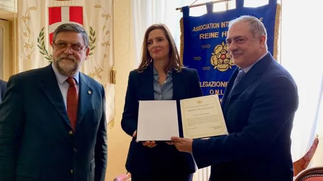 La principessa Elena d'Assia consegna il riconoscimento al sindaco Mario Landriscina