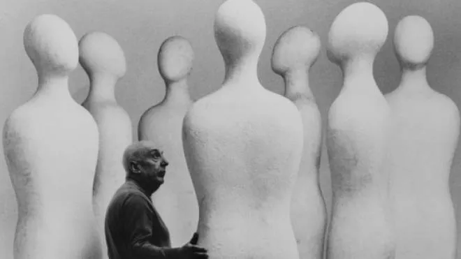 ARTISTA Fausto Melotti con le sculture  che gli erano state commissionate  per il liceo classico Carducci di Milano