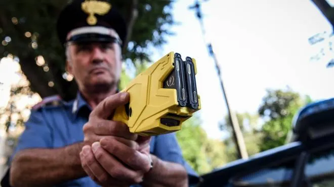 ARMA La pistola elettrica entrerà nella dotazione di carabinieri e polizia