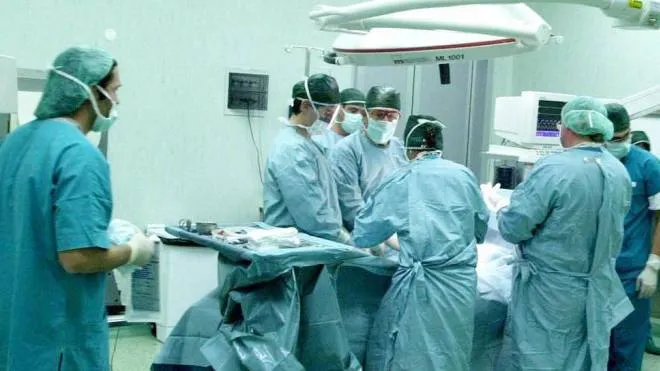 URGENZA L’ospedale di Legnano dove la piccola è stata operata per eliminare l’ematoma che rischiava di costarle la vita