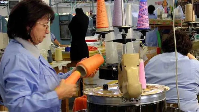 Donne al lavoro nel settore tessile: l’industria è ancora lontana dalla parità di genere, almeno per quanto riguarda l’aspetto retributivo delle professioni
