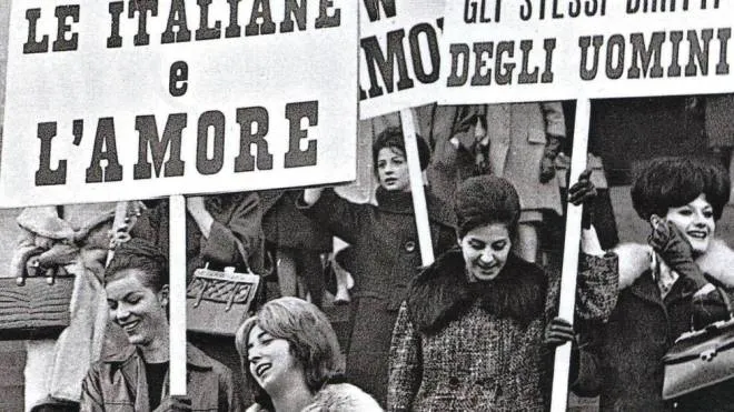Manifestazione radicale negli anni ’70 finita con l’intervento della polizia e alcuni dei manifesti conservati nell’archivio dei militanti milanesi