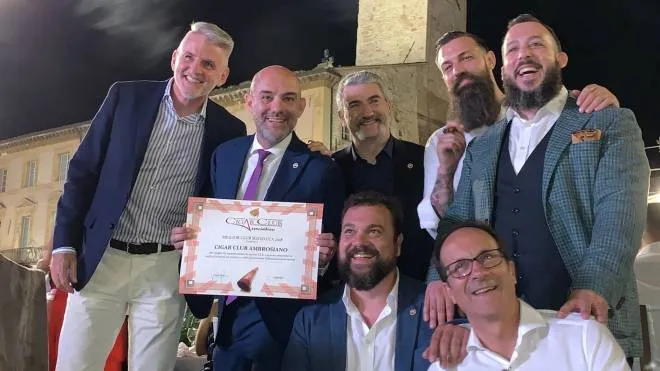 Alcuni soci (Marco Odescalchi è il secondo da sinistra) del Cigar Club Ambrosiano, premiato nel 2018 dalla Cigar Club Association
