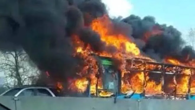 A sinistra il bus dato alle fiamme; sopra Ousseynou Sy, l’autista di 47 anni che voleva fare una strage