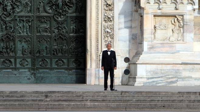 Andrea Bocelli canta in Duomo a Milano