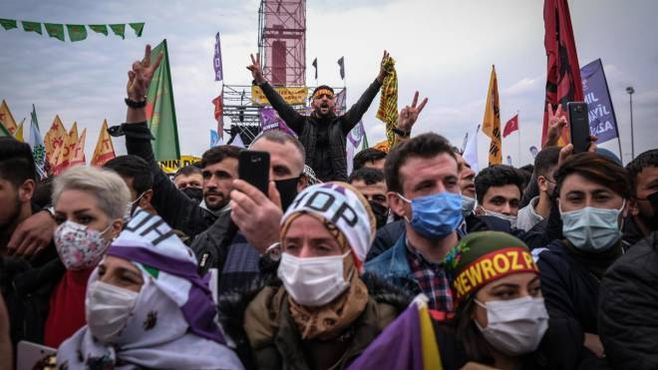 Per le strade di Diyarbakir due milioni di persone festeggiano il Newroz