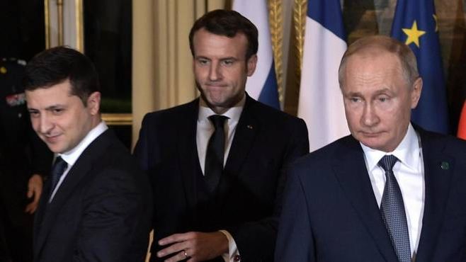 I presidenti ucraino Volodymyr Zelensky, francese Emmanuel Macron e russo Vladimir Putin