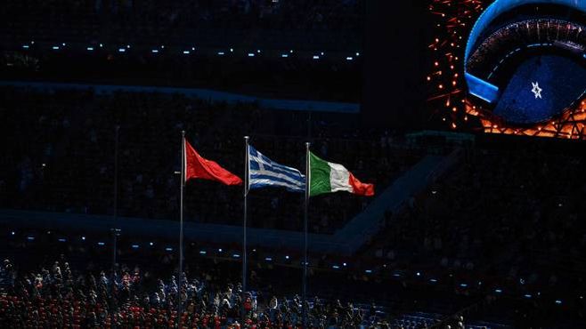 Le bandiere di Cina, Grecia e Italia (Ansa)