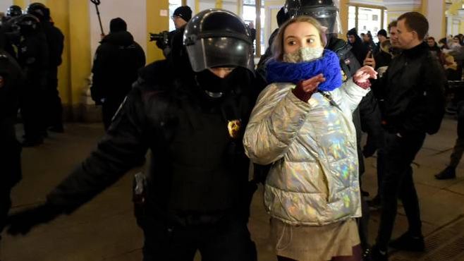 Una giovane arrestata a San Pietroburgo durante le proteste contro la guerra