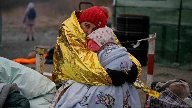 Una donna ucraina e il suo bambino in fuga dalla guerra