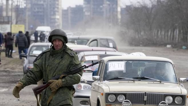 Civili in fuga da Mariupol sotto il controllo di militari separatisti