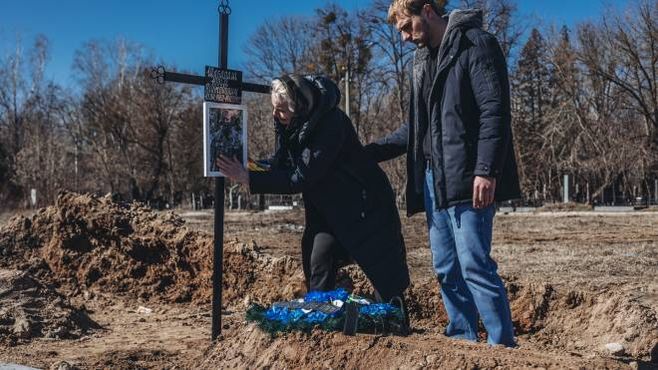 Il funerale di un soldato ucraino