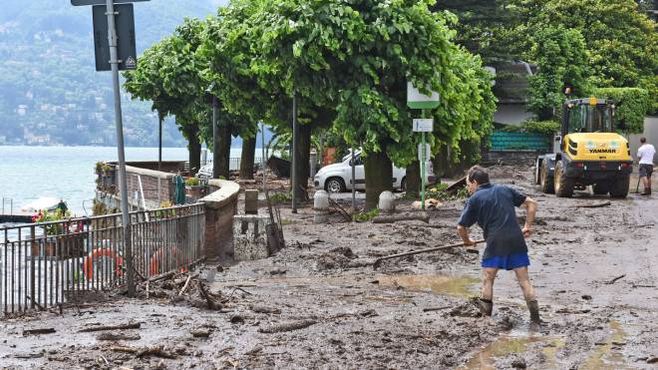 Le strade invase dal fango a Laglio, sul lago di Como (Ansa)