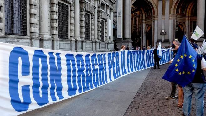 Lo striscione esposto durante la manifestazione a sostego di Mario Draghi