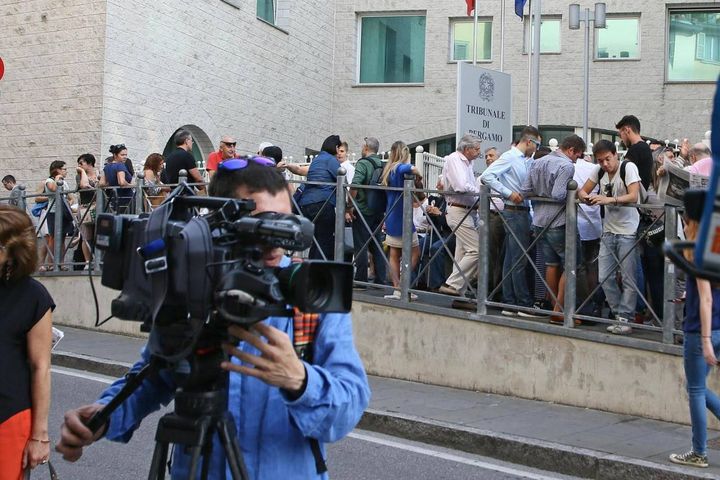 Folla di curiosi in attesa di poter entrare in tribunale per seguire il dibattimento a carico di Bossetti per l'omicidio Yara