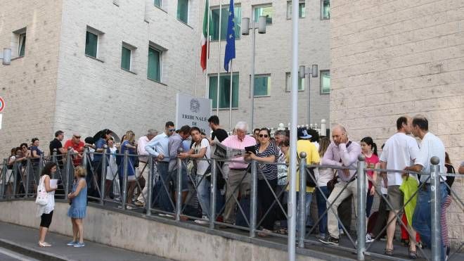 Folla di curiosi in attesa di poter entrare in tribunale per seguire il dibattimento a carico di Bossetti per l'omicidio Yara