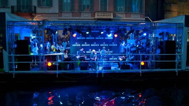 I Subsonica in concerto sul palco galleggiante sul Naviglio Grande