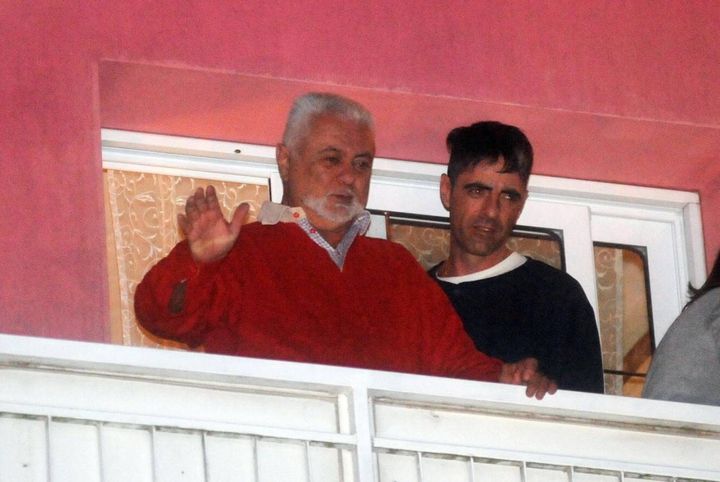 Francesco Sicignano alla finestra con il figlio saluta il corteo che canta l'inno d'Italia e urla: "Sei uno di noi"