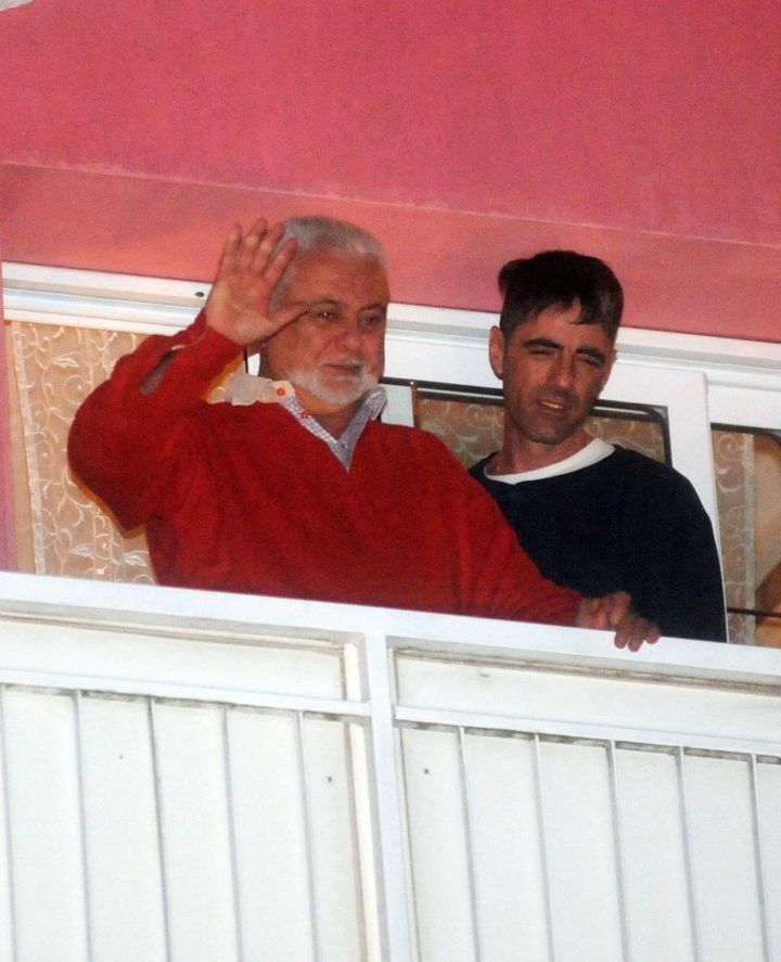 Francesco Sicignano alla finestra con il figlio saluta il corteo che canta l'inno d'Italia e urla: "Sei uno di noi"