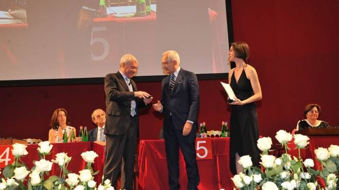 La consegna del premio a Giuliano Molossi, direttore de Il Giorno