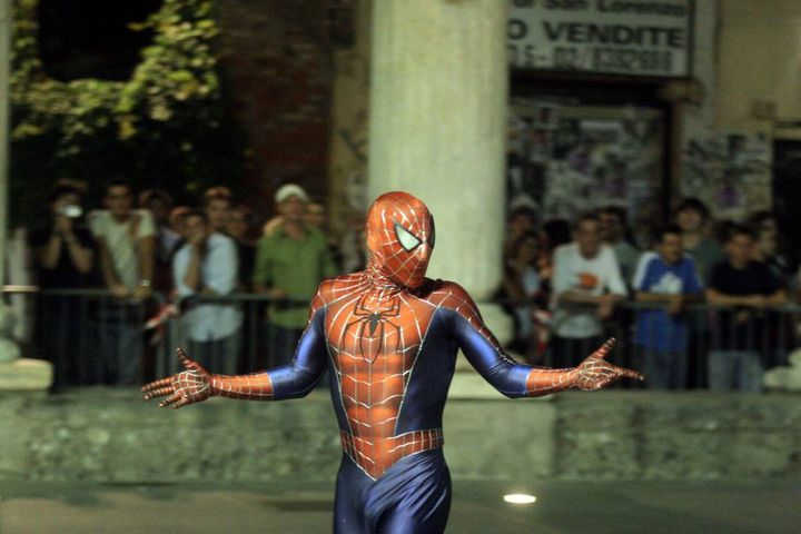 10) Spiderman si è arrampicato in Galleria Vittorio Emanuele e fra le Colonne