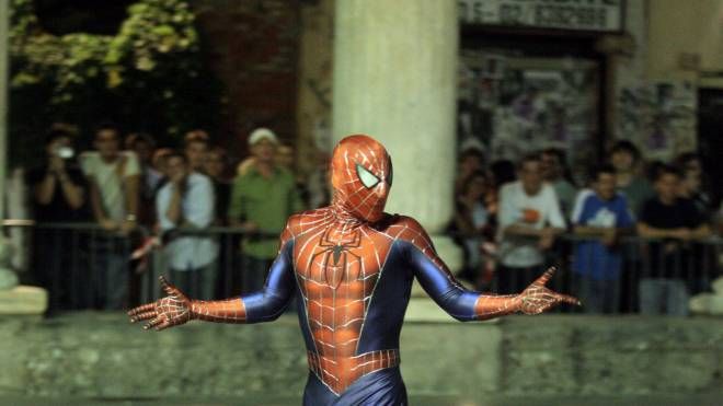 10) Spiderman si è arrampicato in Galleria Vittorio Emanuele e fra le Colonne