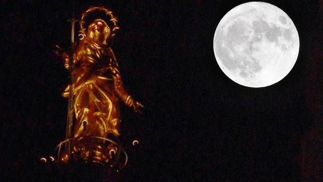 La Superluna illumina Milano e la Madonnina brilla d'oro accanto a lei