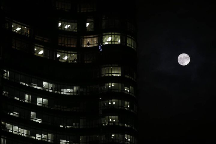 La superluna, nella notte del 14 novembre, su Milano
