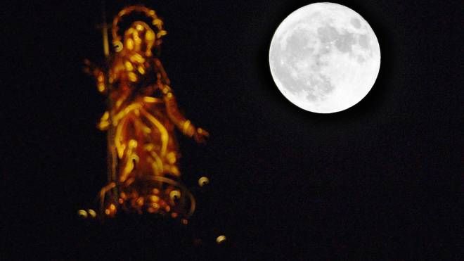La Superluna illumina Milano e la Madonnina brilla d'oro accanto a lei