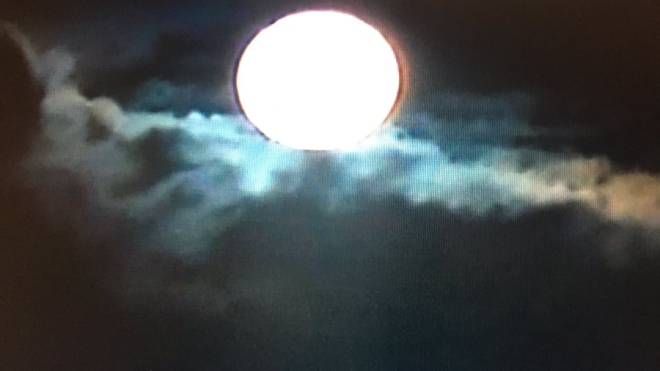 Bellissima la luna fra le guglie di PaoloJuv (Instagram)