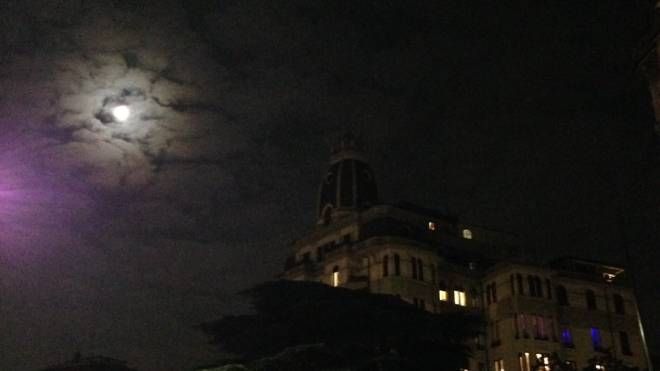 La Luna su piazza Piemonte "grandissima" nella foto di Fausta Filbier su Twitter