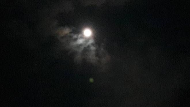 La luna vista da Milano (Eleonoragiogio  su Instagram)