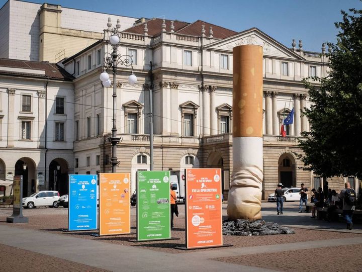 Mega sigaretta spenta in piazza della Scala per dire no al tabaccoMega sigaretta spenta in piazza della Scala per dire no al tabaccoMega sigaretta spenta in piazza della Scala per dire no al tabacco