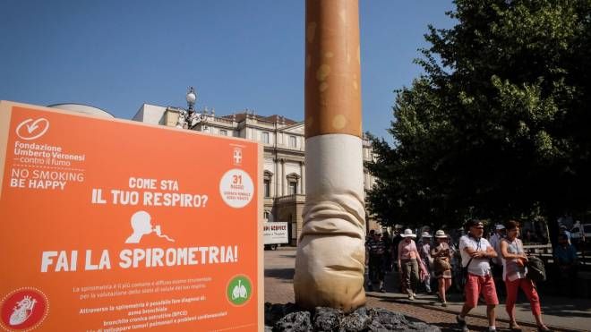 Mega sigaretta spenta in piazza della Scala per dire no al tabacco