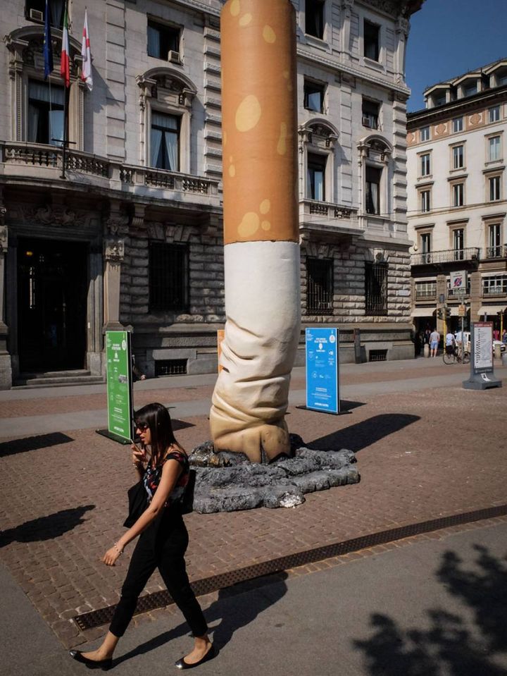 Mega sigaretta spenta in piazza della Scala per dire no al tabacco