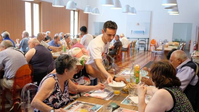 Ad agosto il Refettorio ambrosiano raddoppia: la mensa solidale di piazza Greco a Milano, oltre ad essere aperta di sera per i senza tetto, nel mese di agosto in via eccezionale ospita gli anziani soli

