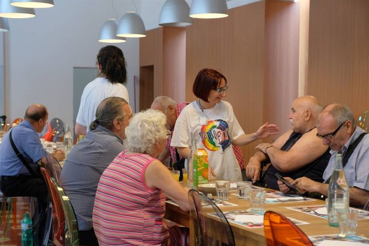 Ad agosto il Refettorio ambrosiano raddoppia: la mensa solidale di piazza Greco a Milano, oltre ad essere aperta di sera per i senza tetto, nel mese di agosto in via eccezionale ospita gli anziani soli
