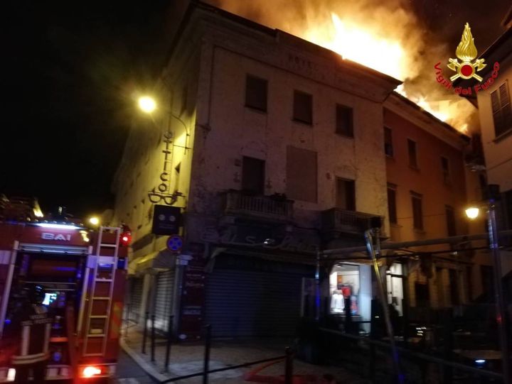 L'incendio in piazza Libertà a Luino