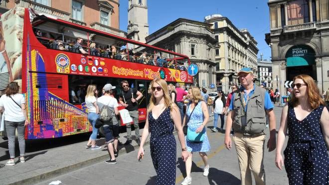 Turisti a Milano (Newpress)