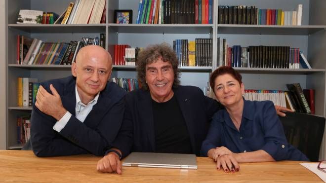 Stefano D'orazio, ex batterista dei Pooh, nella redazione de Il Giorno con  i giornalisti Andrea Spinelli e Raffaella Tognolatti