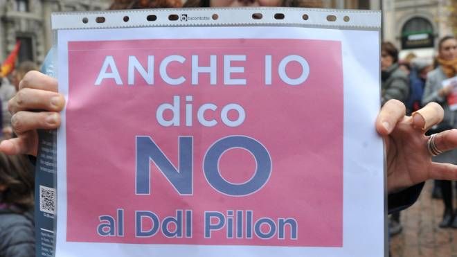 Presidio contro decreto Pillon in piazza della Scala a Milano